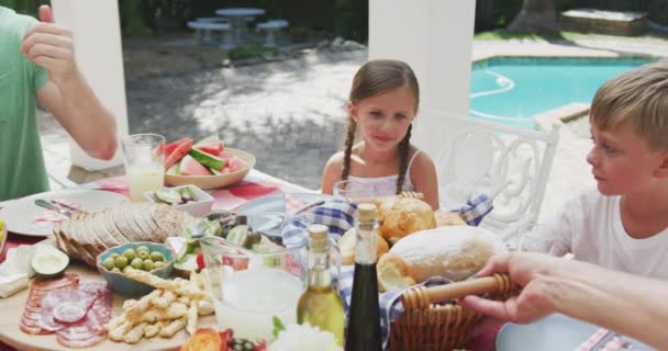 Vista Lateral Cerca Una Familia Caucásica Varias Generaciones Disfrutando Tiempo — Vídeo de stock