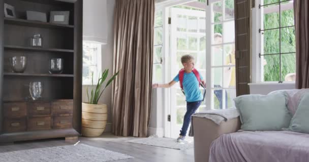 Zijaanzicht Van Een Blanke Familie Terug Naar Hun Appartement Kinderen — Stockvideo