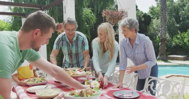 Vista Frontal Una Familia Varias Generaciones Disfrutando Juntos Tiempo Jardín — Vídeos de Stock