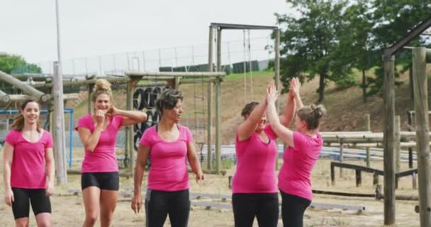 Framifrån Glad Multietnisk Grupp Kvinnliga Vänner Njuter Träning Boot Camp — Stockvideo