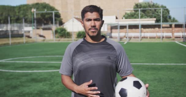 Portrét Míšence Mužského Fotbalisty Sportovním Oblečení Dívá Kamery Drží Míč — Stock video