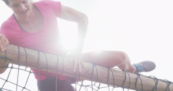 Vista Lateral Ángulo Bajo Una Mujer Caucásica Feliz Disfrutando Hacer — Vídeos de Stock