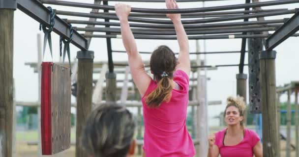 回顾一下一群快乐的多种族女性穿着粉色T恤 在训练营地一起运动 爬上猴栏 彼此激励 动作缓慢 — 图库视频影像
