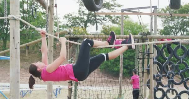 Zijaanzicht Van Een Blanke Vrouw Die Ondersteboven Hangt Langs Een — Stockvideo