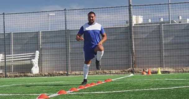男子混合足球运动员穿着队服 在阳光下的运动场上训练 慢动作地跑和跳 — 图库视频影像