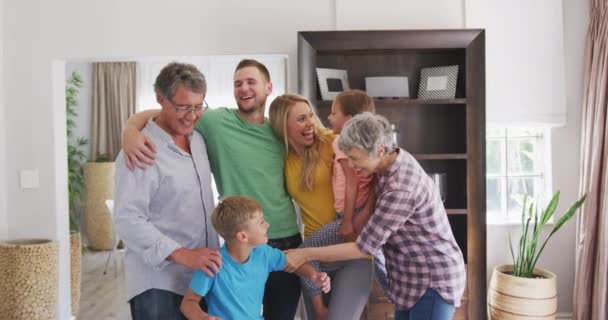 Vista Frontal Uma Família Caucasiana Várias Gerações Desfrutando Seu Tempo — Vídeo de Stock