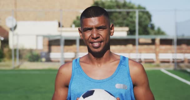 Retrato Jugador Fútbol Masculino Raza Mixta Con Ropa Deportiva Mirando — Vídeo de stock