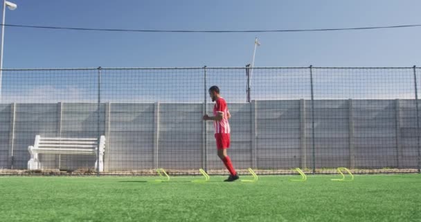 Vista Laterale Giocatore Calcio Maschile Razza Mista Che Indossa Una — Video Stock