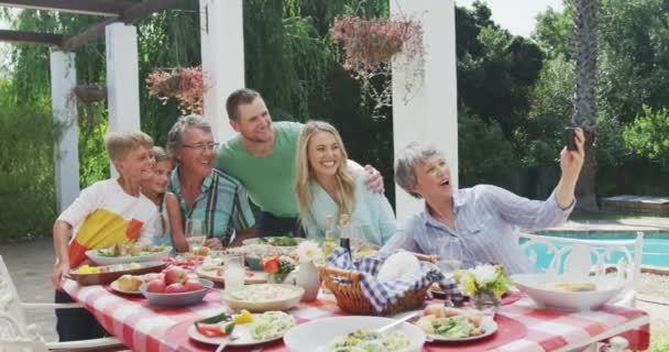 Seitenansicht Einer Kaukasischen Mehrgenerationenfamilie Die Sich Einem Garten Einem Tisch — Stockvideo