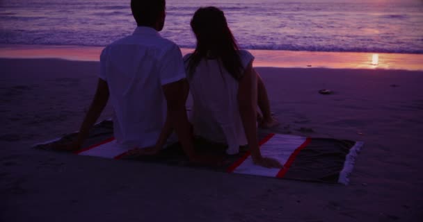 Bakifrån Ung Blandras Par Njuter Fritid Att Titta Solnedgången Strand — Stockvideo