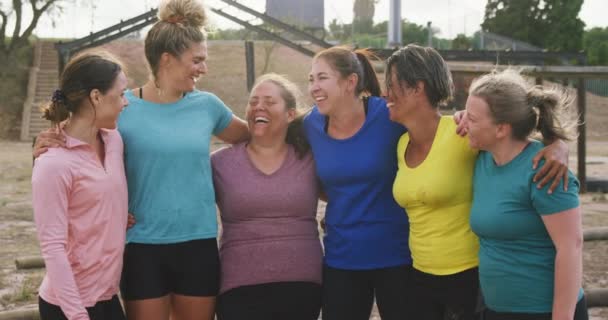 Retrato Grupo Multiétnico Feliz Amigas Que Gostam Exercitar Juntas Campo — Vídeo de Stock