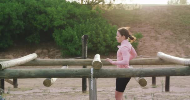 Zijaanzicht Van Een Blanke Vrouw Die Graag Traint Het Trainingskamp — Stockvideo
