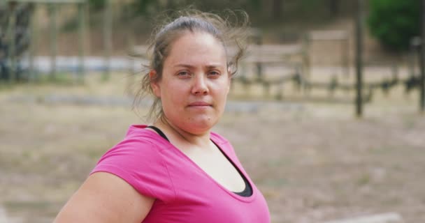 Retrato Close Uma Mulher Caucasiana Confiante Acampamento Olhando Para Câmera — Vídeo de Stock