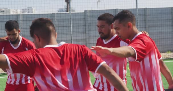 Vista Frontal Grupo Multiétnico Jugadores Fútbol Masculino Que Usan Una — Vídeos de Stock