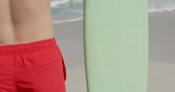Portret Młodego Białego Mężczyzny Korzystającego Wolnego Czasu Trzymającego Deskę Surfingową — Wideo stockowe