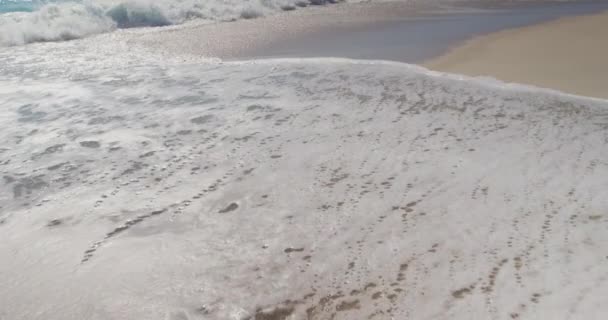 平静的浅海在沙滩上移动 背景中波涛汹涌 动作缓慢 — 图库视频影像