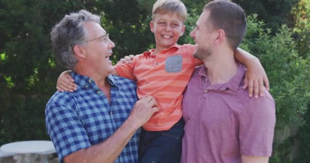 Vista Frontal Hombre Caucásico Disfrutando Tiempo Con Familia Sentado Jardín — Vídeos de Stock