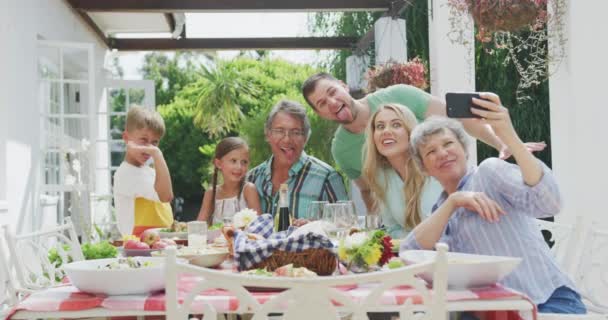 Çok Nesildir Birlikte Iyi Vakit Geçiren Beyaz Bir Ailenin Görüntüsü — Stok video
