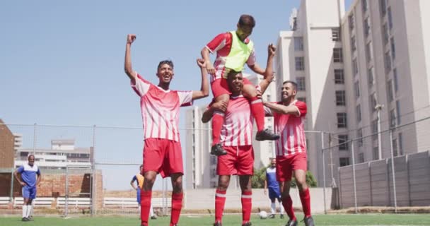 Framifrån Multietnisk Grupp Manliga Fotbollsspelare Bär Lagremsa Utbildning Idrottsplats Solen — Stockvideo