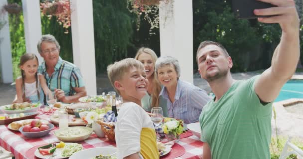 Seitliche Nahaufnahme Einer Kaukasischen Mehrgenerationenfamilie Die Sich Einem Garten Einem — Stockvideo