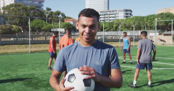 Retrato Jugador Fútbol Masculino Raza Mixta Usando Ropa Deportiva Mirando — Vídeos de Stock