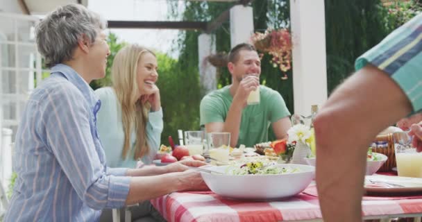 Vista Lateral Uma Família Adulta Desfrutando Seu Tempo Juntos Jardim — Vídeo de Stock