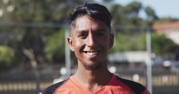 Retrato Jugador Fútbol Masculino Raza Mixta Feliz Usando Ropa Deportiva — Vídeo de stock