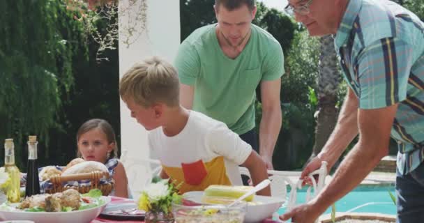 Çok Nesilli Bir Ailenin Görüntüsü Bahçede Birlikte Vakit Geçirmenin Keyfini — Stok video