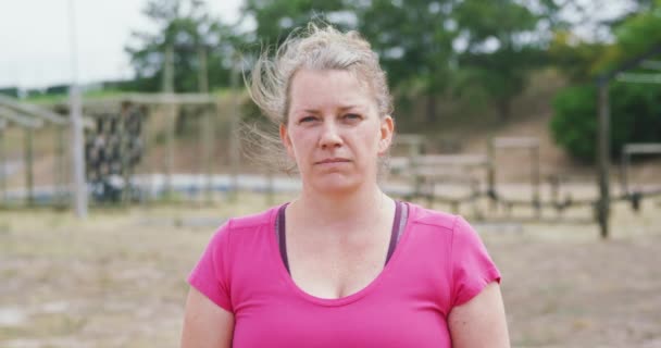 Portret Close Van Een Vrolijke Blanke Vrouw Het Trainingskamp Kijkend — Stockvideo