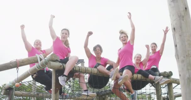 Acemi Birliğinde Egzersiz Yapmaktan Hoşlanan Kollarını Kaldırmış Gülümseyen Yavaşça Kameraya — Stok video