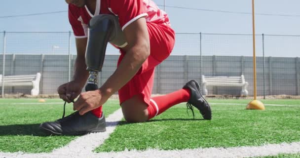 Visão Frontal Seção Baixa Jogador Futebol Masculino Raça Mista Com — Vídeo de Stock