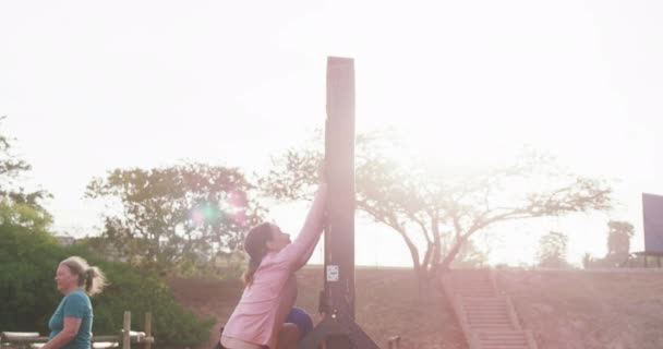 Vue Latérale Deux Femmes Caucasiennes Heureuses Profitant Exercice Camp Entraînement — Video