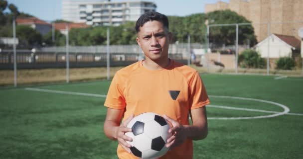 Retrato Jugador Fútbol Masculino Raza Mixta Con Ropa Deportiva Mirando — Vídeo de stock