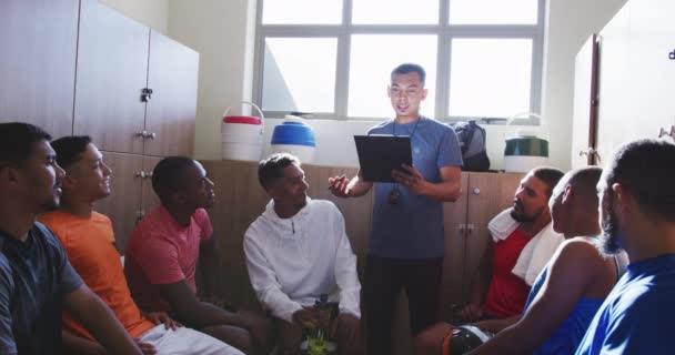 Vista Frontal Grupo Multiétnico Feliz Jogadores Futebol Masculinos Vestindo Roupas — Vídeo de Stock