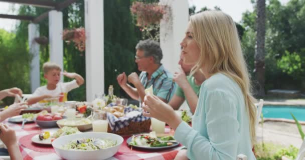 Zijaanzicht Van Een Blanke Vrouw Zittend Aan Een Tafel Met — Stockvideo