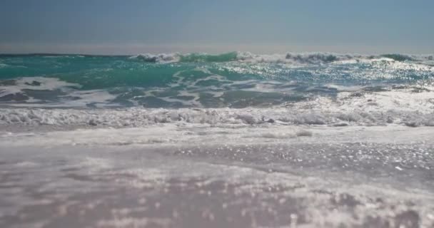 Blauer Himmel Und Ruhiges Meer Einem Sonnigen Sandstrand Aufgenommen Zeitlupe — Stockvideo