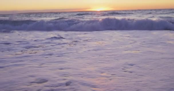 Piaszczysta Plaża Fale Spokojnym Morzu Czystym Niebem Zachodzie Słońca Strzał — Wideo stockowe