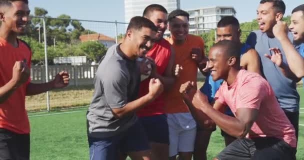 Framsidan Multietnisk Grupp Manliga Fotbollsspelare Bär Sportkläder Träning Idrottsplats Solen — Stockvideo