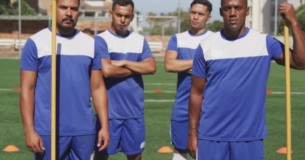 Vista Frontal Grupo Multi Étnico Jogadores Futebol Masculino Vestindo Uma — Vídeo de Stock