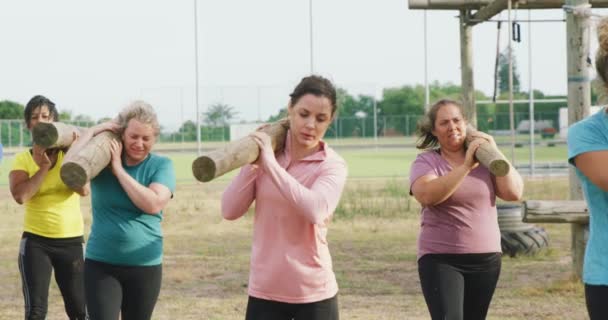 Vista Frontal Feliz Grupo Multiétnico Mujeres Disfrutando Haciendo Ejercicio Campamento — Vídeo de stock