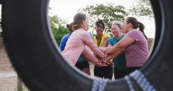 Framifrån Glad Multietnisk Grupp Kvinnliga Vänner Njuter Träning Boot Camp — Stockvideo