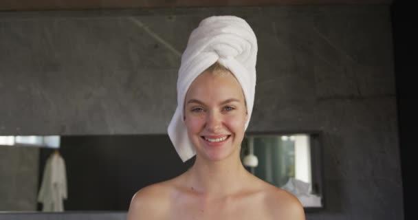 Retrato Una Hermosa Mujer Caucásica Disfrutando Tiempo Calidad Hotel Sonriendo — Vídeo de stock