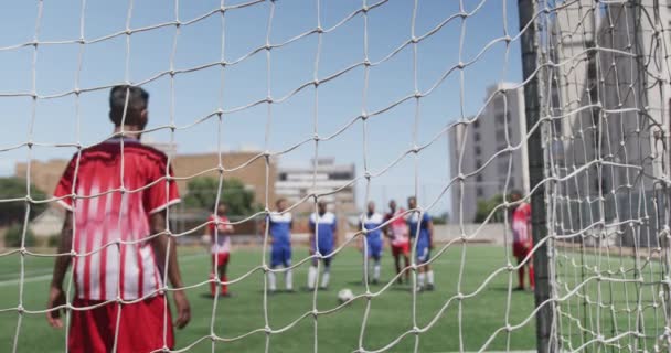 Çok Irklı Erkek Futbol Oyuncularından Oluşan Bir Grubun Önünde Soyunma — Stok video