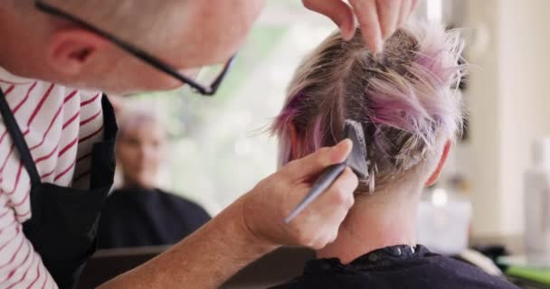 Salão Cabeleireiro Fresco Alternativo Visão Traseira Close Cabeleireiro Masculino Caucasiano — Vídeo de Stock