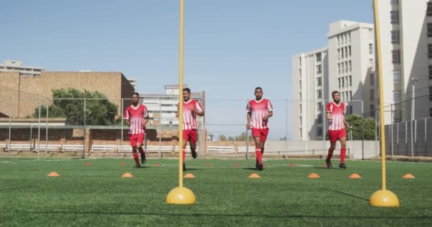 Vista Frontal Grupo Multiétnico Jugadores Fútbol Masculino Que Usan Una — Vídeos de Stock