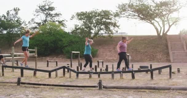 Zijaanzicht Van Drie Vrolijke Blanke Vrouwen Die Samen Het Trainingskamp — Stockvideo