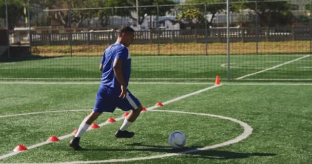 Vista Posteriore Due Giocatori Calcio Maschili Razza Mista Che Indossano — Video Stock