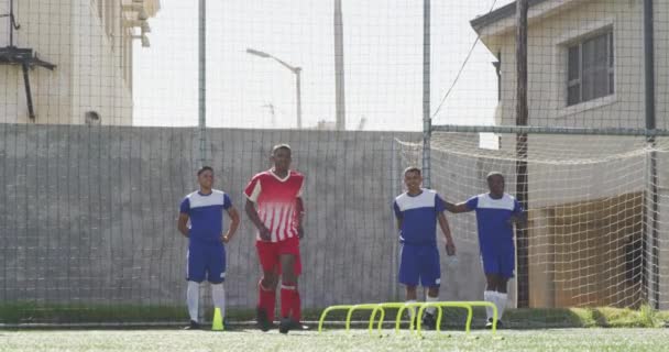 Vista Frontal Grupo Multiétnico Jugadores Fútbol Masculino Que Usan Una — Vídeos de Stock