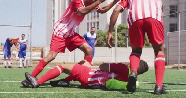 Vista Lateral Grupo Multi Étnico Jogadores Futebol Masculino Vestindo Uma — Vídeo de Stock