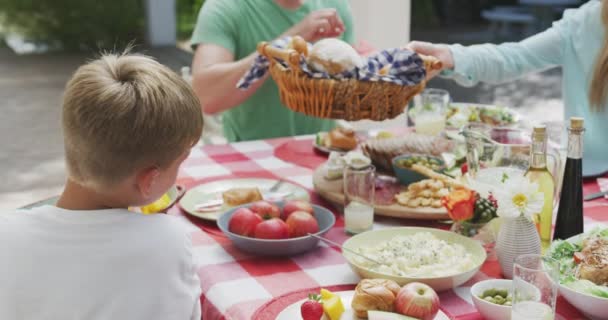 Vista Lateral Una Familia Caucásica Varias Generaciones Disfrutando Juntos Tiempo — Vídeo de stock